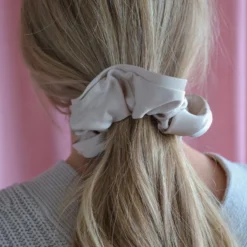 By Stær ANEMONE Scrunchie - Beige -Nice Hair Butik 8417010 1