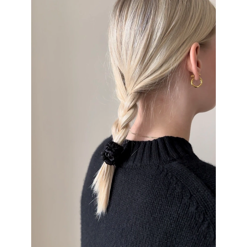 Mellow Mind Silk Scrunchie - Black 3 Mellow Mind Silk Scrunchie - Black - Billede 3